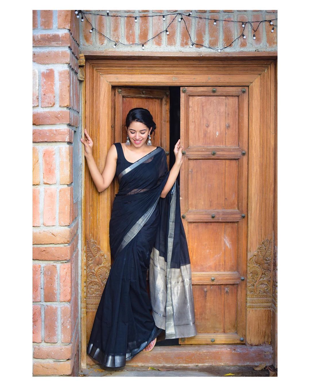 INDIAN ACTRESS MIRNALINI RAVI IMAGES IN BLACK SAREE 3